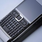 Telefonlarda Fiziksel Tuşlar Geri Döner mi? Yeni Nesil Tasarımlar Değişiyor