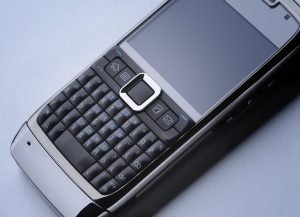 Telefonlarda Fiziksel Tuşlar Geri Döner mi? Yeni Nesil Tasarımlar Değişiyor