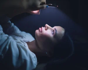 Gece Telefon Kullanmak Beyni Nasıl Etkiler? (Bilimsel Gerçekler)